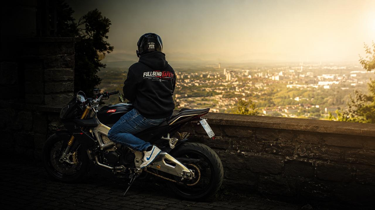 FullSendSafety Rider mit Blick über Karlsruhe