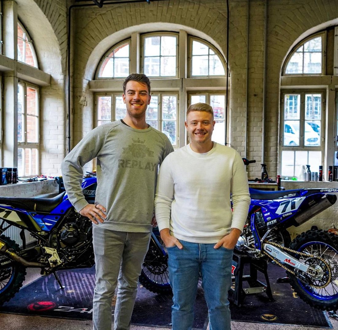 Kevin Gallas und Mario Urban in der Motorrad-Werkstatt